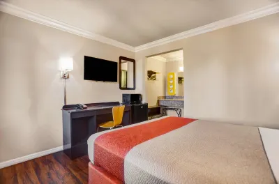 Motel 6 Fresno, CA - Belmont Ave Hotels in Fresno County