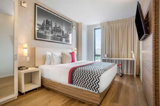 Insignia Hotel, Ascend Hotel Collection Отели рядом с достопримечательностью «Стейтью оф Либерти»