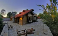 Pugdundee Safaris - Kanha Earth Lodge Hotels in Lamna
