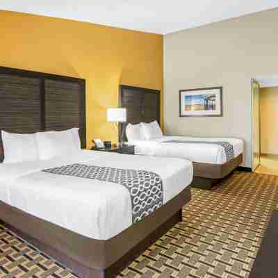 La Quinta Inn & Suites by Wyndham Denison - N. Lake Texoma Rooms