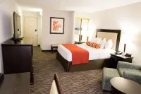 Admiral Inn Hamilton Hotel dekat Hamilton Go Station