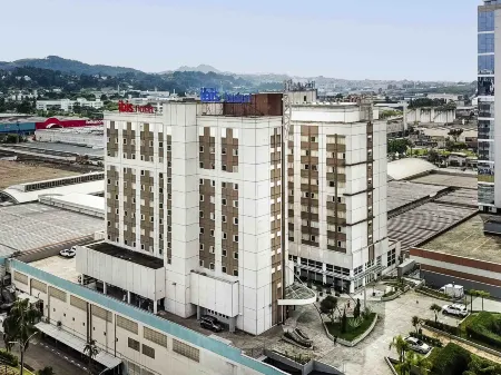 Ibis Tambore Отели в г. Карапикуиба