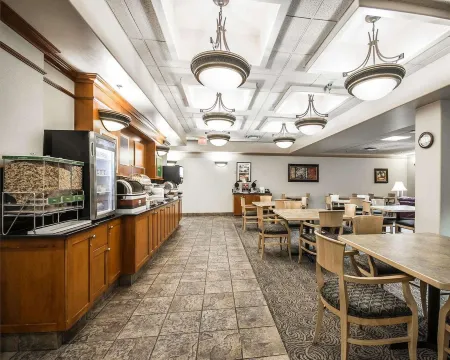 Comfort Inn & Suites Отели рядом с достопримечательностью «Салмон Арм Уотерслидс»