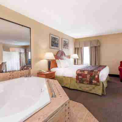 Baymont by Wyndham LaGrange Rooms