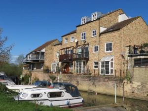 River Courtyard Apartment in the Heart of Stneots