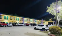 Scottish Inn & Suites - parking