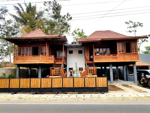 Degolan Wooden House Hotels in Ngemplak