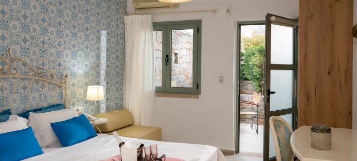 Angela Studios Apartments Hotels in Vrachasi
