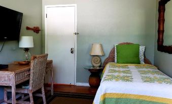 Old Lahaina House-Walk to Town & Beach! - Housity