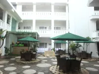 Ramayana Hotel Hotels near Great Mosque of Makassar