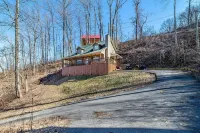 Strollin' Bear 3 Bedroom Home by Redawning Hotels near Great Smoky Mountains National Park