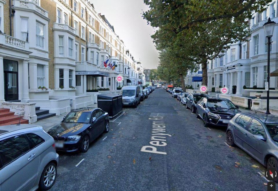 4. 모우브레이 코트..