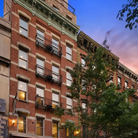 The Historic Blue Moon Hotel - NYC Отели рядом с достопримечательностью «Алфавитный город»