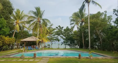 Blue Fish Hotel Отели в г. Пандегланг