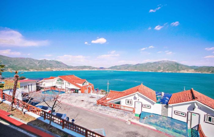 The South Sea, Spa Hill Pension