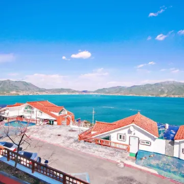 The South Sea, Spa Hill Pension