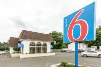 Motel 6 Warminster, PA - parking