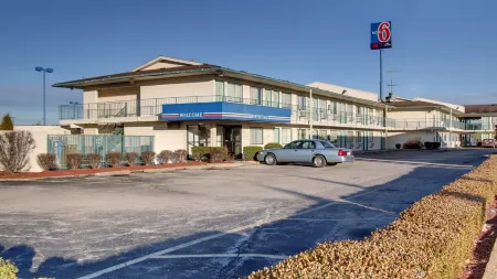 Motel 6 Owensboro, KY Отели рядом с достопримечательностью «H L Neblett Community Center»