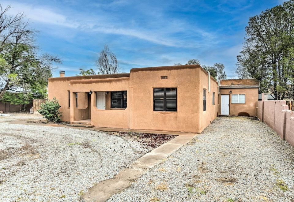 Adobe Albuquerque Home ~ 5 Mi to Old Town! - Housity