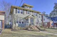 Classic Teaneck Colonial Home with A Modern Touch Hotel dekat Teaneck Creek Conservancy