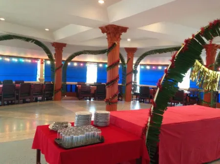 Lolita Bungalow Отели рядом с достопримечательностью «Пляж Майнам»