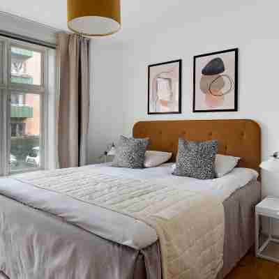 Constantin - Chic 2-Bdr Apt with Balcony Rooms
