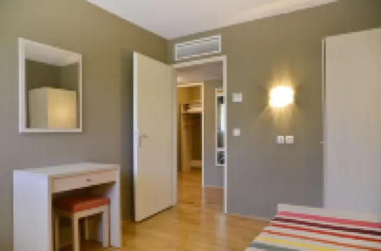 อะโดนิส ดีวอนน์ เรสซิเดนซ์ ดู ลัค