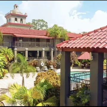 Red Roof PLUS+ & Suites Tampa Отели рядом с достопримечательностью «Парк аттракционов Busch Gardens»