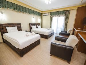 Room with Pool 5 Min to Beach in Kyrenia