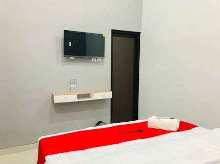 RedDoorz Near Dr Oen Solo Baru Hospital Отели в г. Wonosari