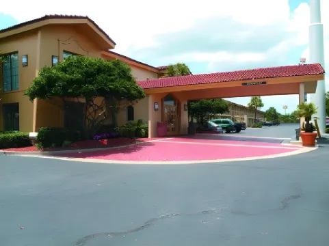 傑克遜維爾奧蘭治公園唄盟套房酒店