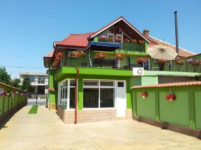 Nest Guesthouse Hotel dekat Water Castle
