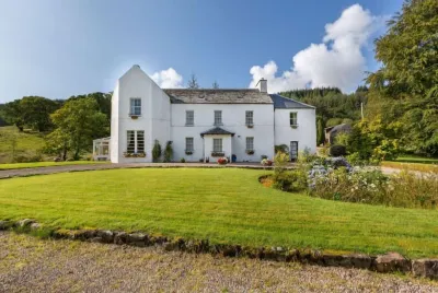 Killean Farmhouse Cottages Hotels near Inveraray Castle