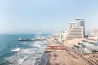 Sleep 4 Stylish Boardwalk CozySuites Studio Hotels in Atlantic City