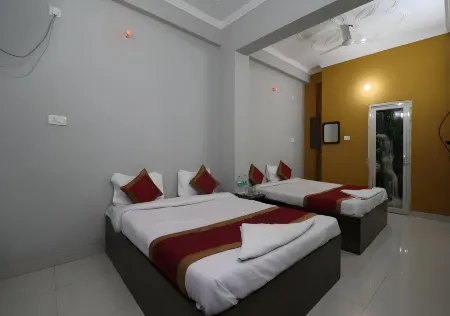 Divisha's Hotel Friends Inn Отели рядом с достопримечательностью «Prem Watika»