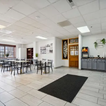 Econo Lodge Inn & Suites