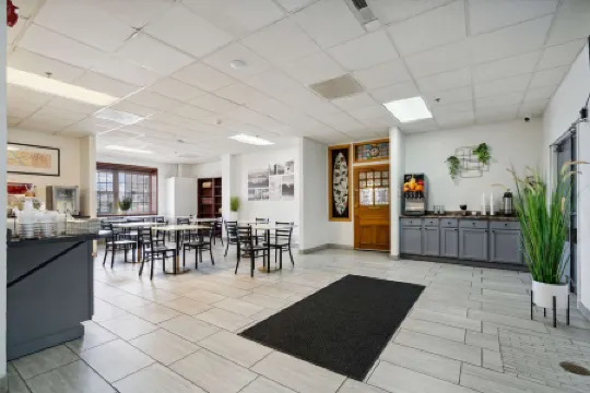 Econo Lodge Inn & Suites