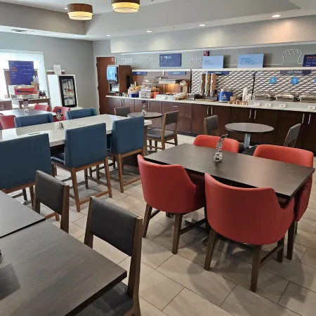 Holiday Inn Express & Suites CINCINNATI-BLUE ASH by IHG