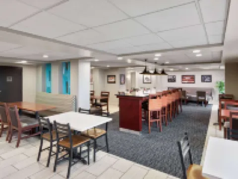 La Quinta Inn & Suites by Wyndham Goodlettsville - Nashville グッドレッツヴィルのホテル