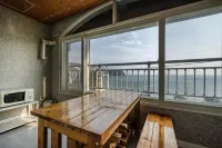 Geojedo Beach Mongdol House Pension