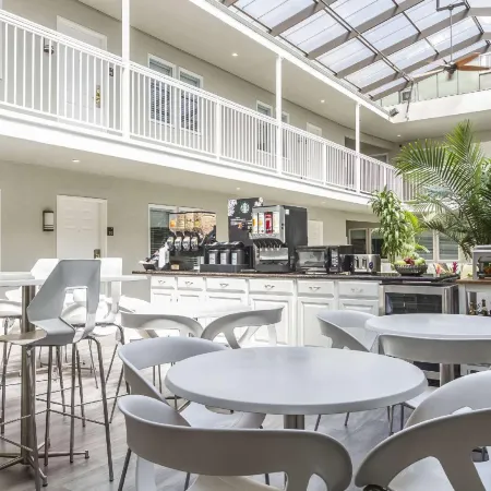 Inn Off Capitol Park, Ascend Hotel Collection Отели рядом с достопримечательностью «Капитол Парк»