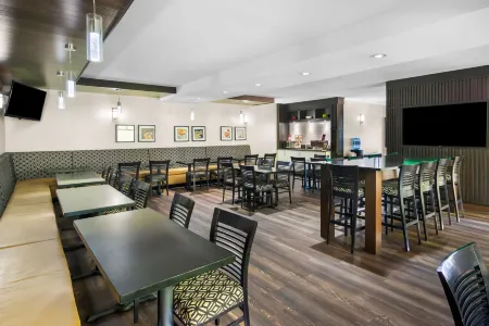 Best Western Plus Sunrise Inn Отели рядом с достопримечательностью «NK'MIP Cellars»