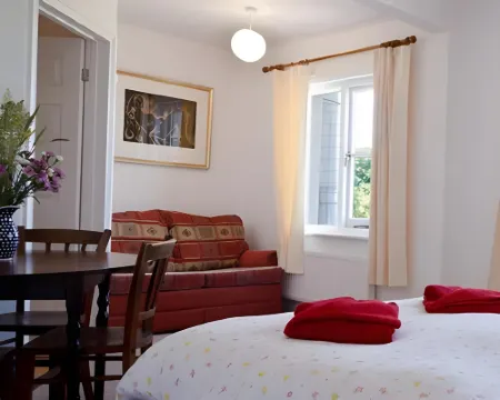 Royal Oak Hotels in Malborough