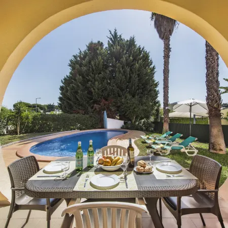 Exclusive Retreat in Vilamoura, Private Pool, Off-Street Parking, Free AC & Wifi