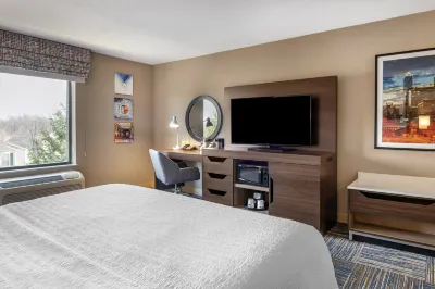 Hampton Inn Greenfield Hotels near Garden Center at The Home Depot