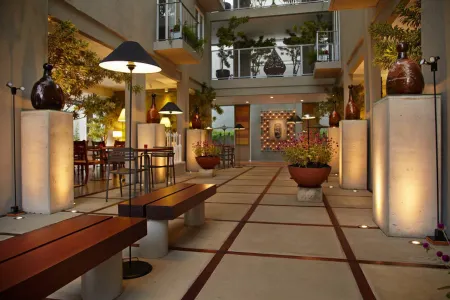 KoenoKoeni Boutique Hotel Отели рядом с достопримечательностью «NuArt Sculpture Park»