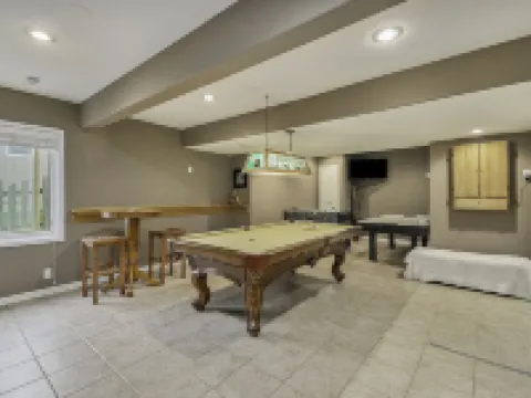 Large Cozy Retreat in West Omaha, Family Friendly with Game Rec Room! Hoteles en Distrito electoral de Millard