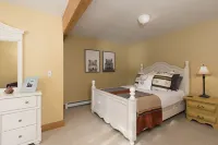Private cabin in the woods! Game Room, Hot Tub, Ping Pong, Large Patio Swing!