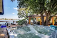 4BDRM Luxury Lakehouse  HotTub, Firepit & BoatDock
