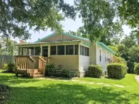 The Crab Shack! hot tub, 10 min to beach & base. newly renovated